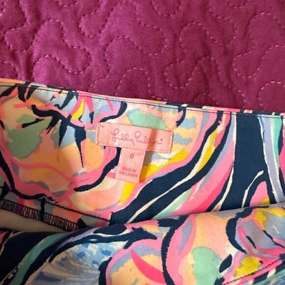 Lilly Pulitzer stretchy short shorts -zero -excellent used condition- w/ pockets - Picture 2 of 7